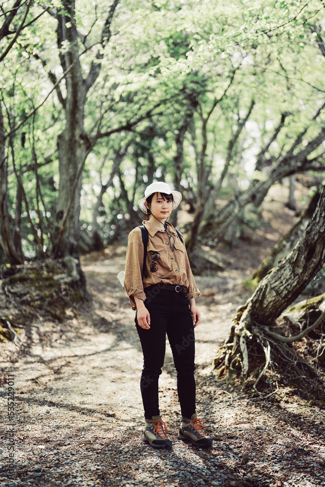 Obraz premium 登山をする女性