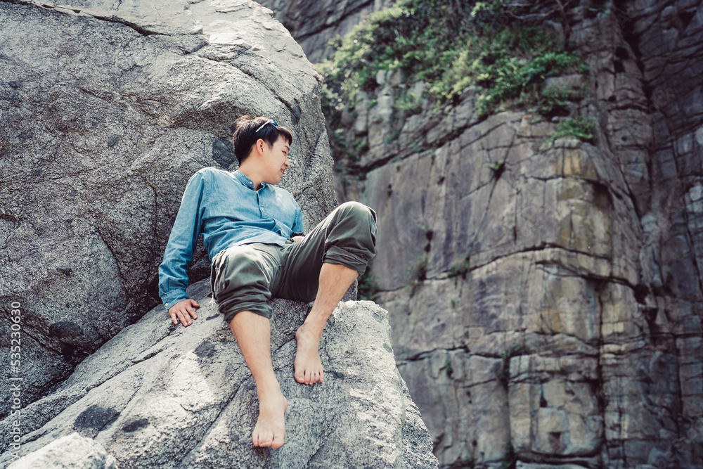 岩に座る男性