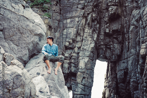 岩に座る男性