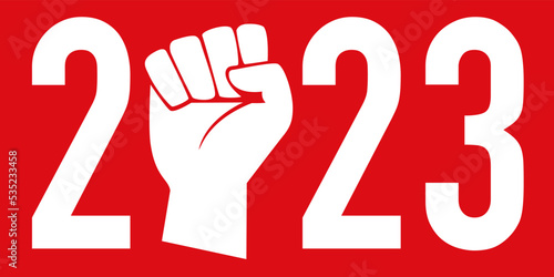Concept de la grève et des manifestations pour l’année 2023, avec le poing levé sur fond rouge pour symboliser l’esprit de révolte. photo