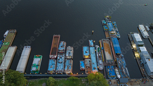 container oustide harbour transport maritim blue