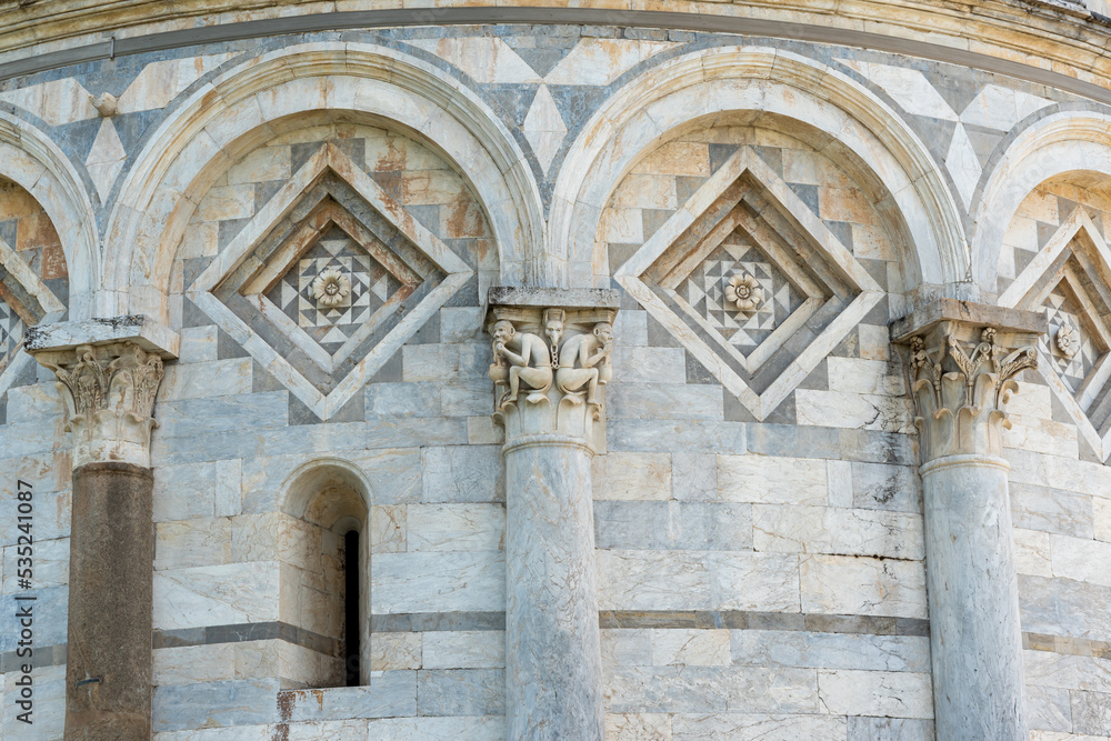Close-up on decorated arches on the exterior facade of Pisa´s leaning tower