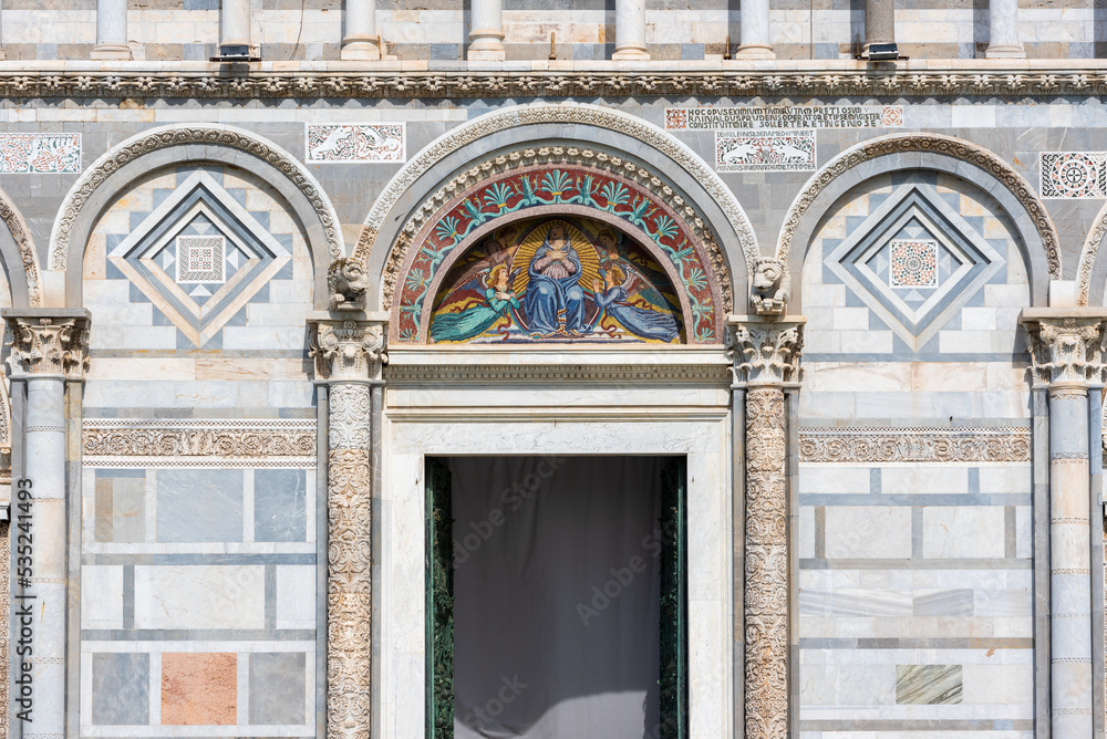 Detail of decorated arches above Pisa´s bapstistery window