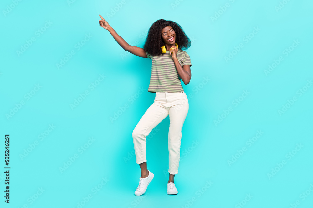 Naklejka premium Full length photo of overjoyed satisfied person point finger dancing good mood isolated on emerald color background