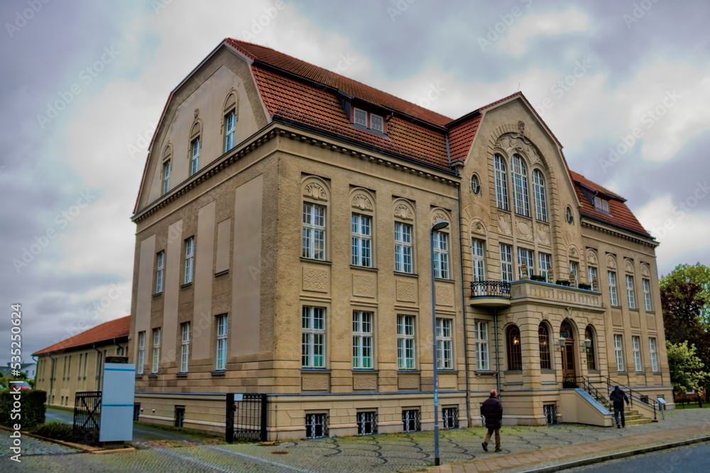 Fototapeta premium sassnitz, deutschland - 15.10.2020 - stadtbild mit altem rathaus