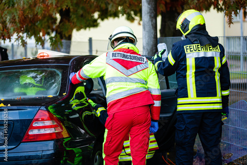 Feuerwehr und Sanitäter bei Verkehrsunfall photo
