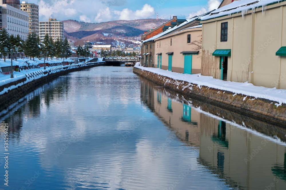 雪の運河とレンガ倉庫