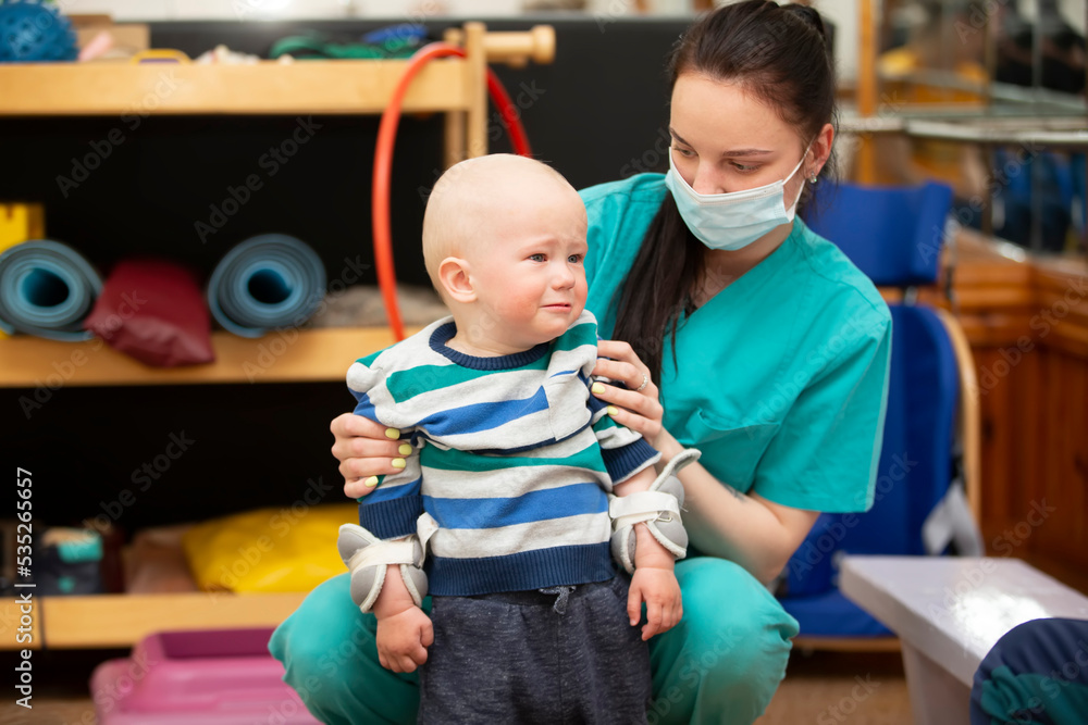 Obraz premium Physiotherapist is working with a small child.