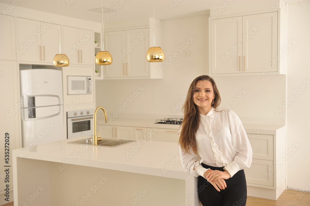 cozinha planejada linda mulher feliz 