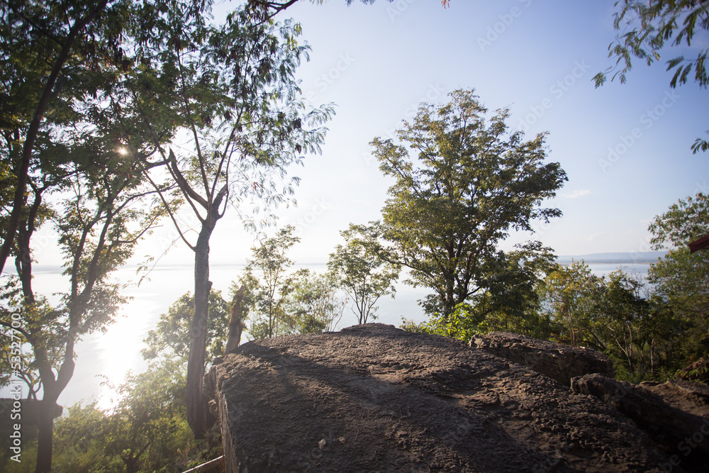 Obraz premium Sunrise over mountain peaks landscape.