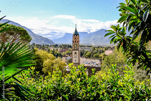 Meran, St. Nikolaus, Kirche, Altstadt, Tappeinerweg, Spazierweg, Panoramaweg, Promenade, Palmen,  Vinschgau, Etschtal, Aussichtspunkt, Südtirol, Sommer, Herbst, Italien photo