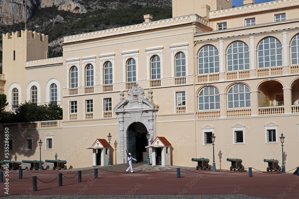 Obraz premium Monaco, Monaco - 02.10.2022: Guard at the Prince's Palace in Monaco 