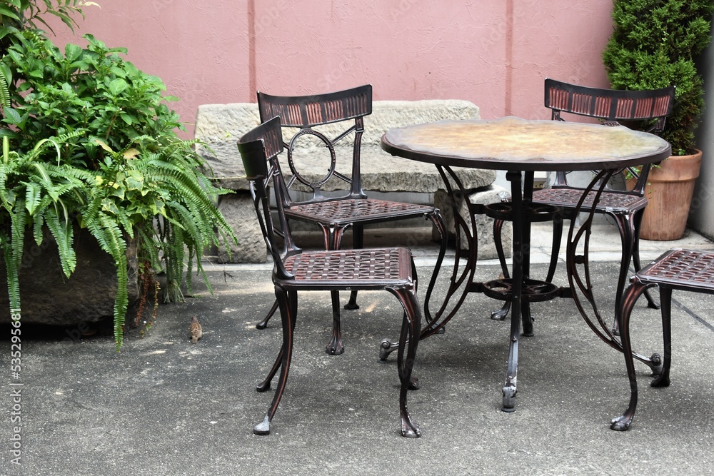 Obraz premium 外にある鉄製テーブルとイス
