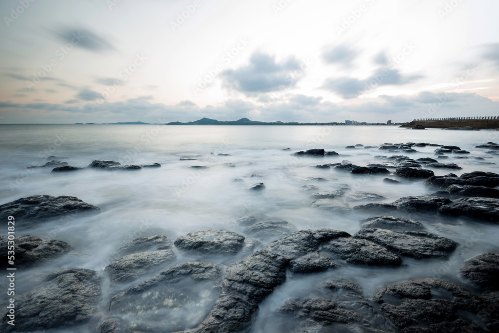 Fototapeta premium Sunset on the rocky shore.