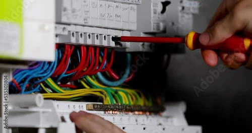 Réparation d’un tableau électrique avec des câbles lors d'une coupure d'électricité.