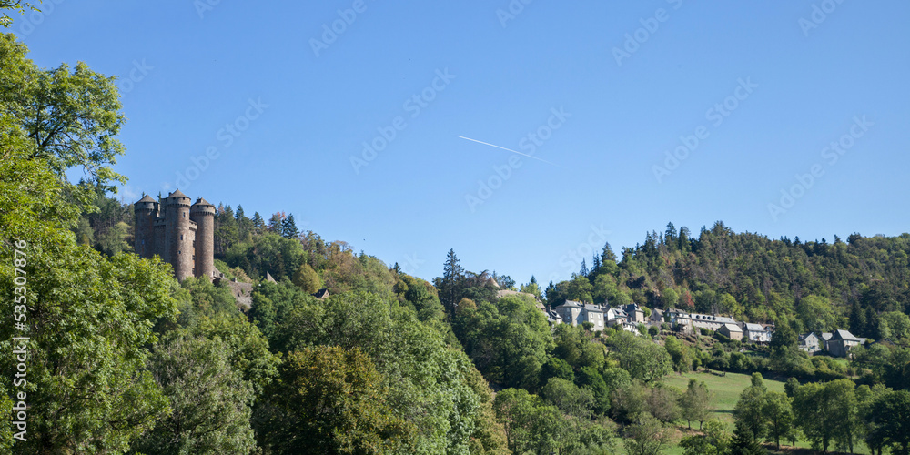 Fototapeta premium Panorama sur le village de Tournemire et son château dans le département du Cantal