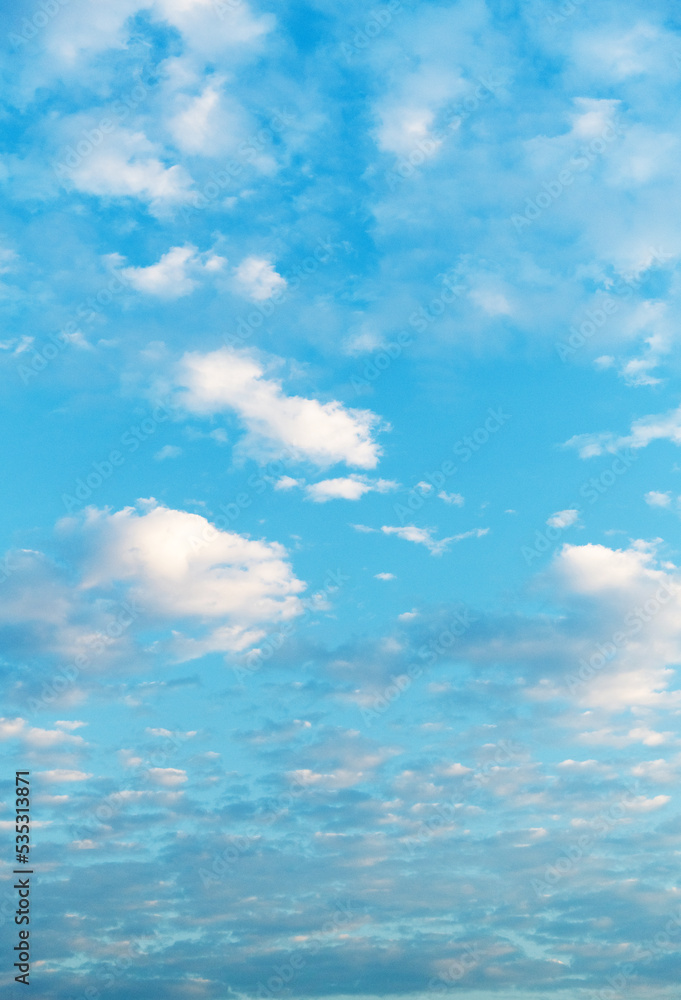 Obraz premium Blue sky with white clouds