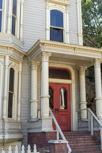 Fachada de una casa de estilo victoriano en el oeste americano photo