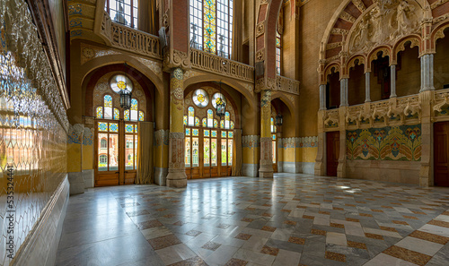 Saal und Flure im Hauptgeb  ude im Hospital de la Santa Creu i Sant Pau vom Architekten Llu  s Dom  nech i Montaner  Barcelona  Katalonien 