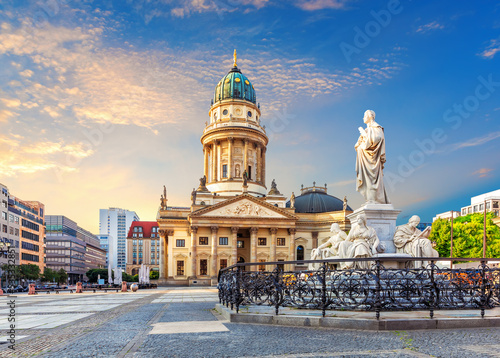 Obraz na płótnie The French Reformed Church and the Schiller Monument, Berlin, Germany w salonie