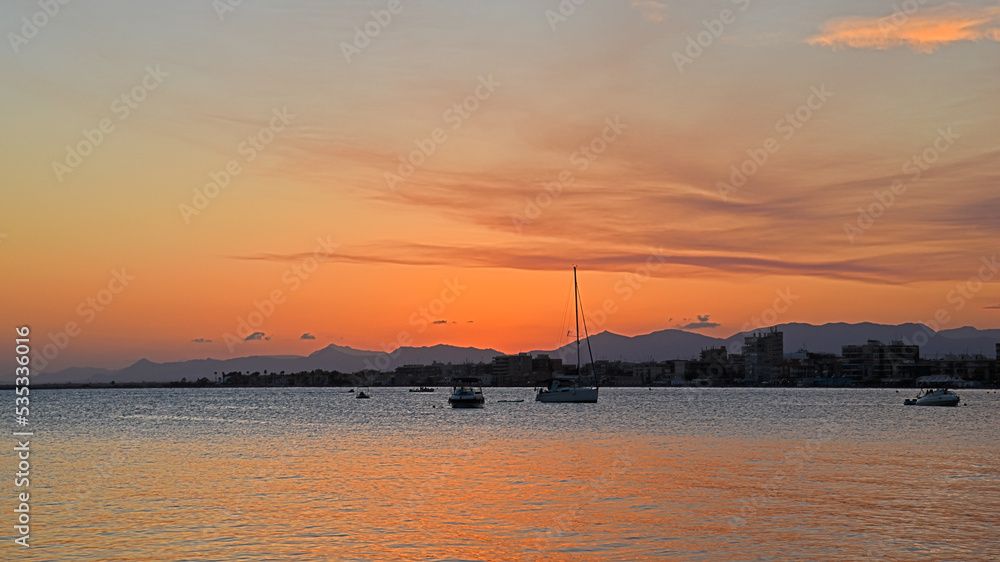 Naklejka premium Beautiful colorful sunrise at sea with dramatic clouds and bright sun