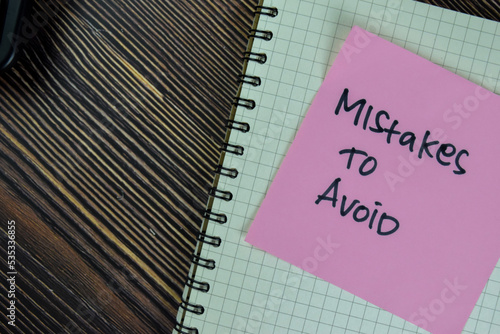 Tableau sur toile Concept of Mistakes to Avoid write on sticky notes isolated on Wooden Table