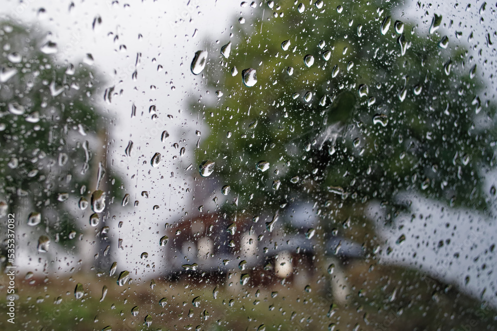 Widok przez okno w deszczu. - obrazy, fototapety, plakaty 