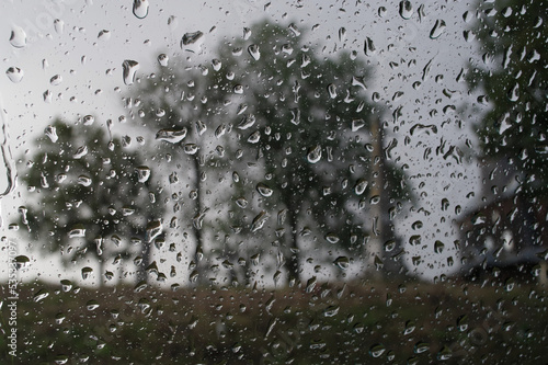 Widok przez szybę w czasie deszczu.
