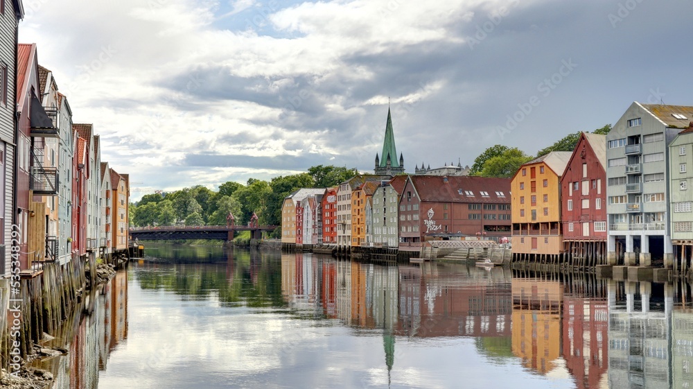 Fototapeta premium centre ville de Trondheim en Norvège, Gamle Bybro Bryggene i Trondheim