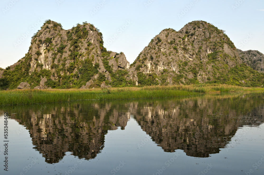 Réflexion de montagnes dans la réserve naturelle de Van Long, province de Ninh Binh, Vietnam