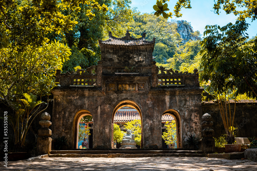 Entrada de antiguo templo budista perdido en la selva de Vietnam