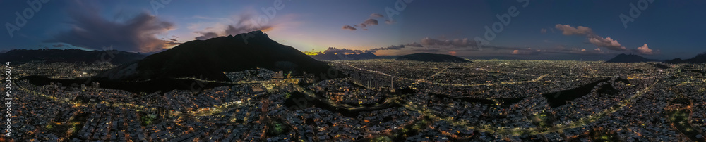 Fototapeta premium Atardecer en Monterrey, México
