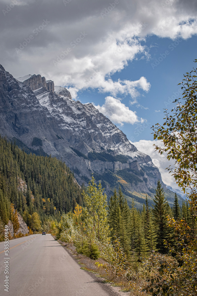 Naklejka premium road in the mountains