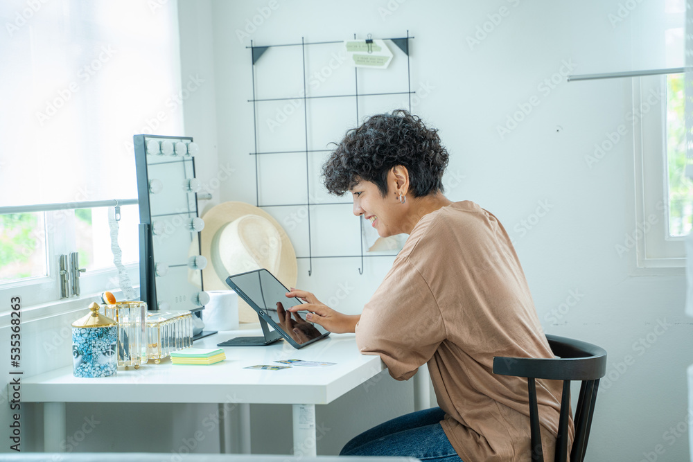 Obraz premium Woman shopping online via laptop computer,Using credit card for online shopping,Finance and debit,Lifestyle concept.