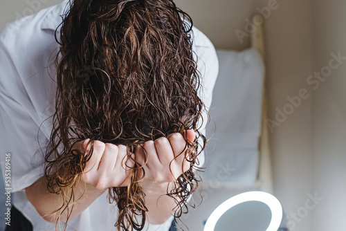 Fotografía Applying curly method for hair styling