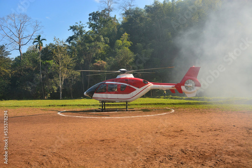 Foto Red helicopter landing