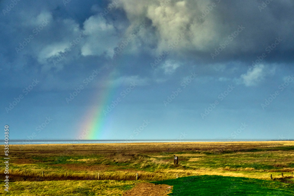 Regenbogen über der Nordsee in Spieka-Neufeld an der Wurster Nordseeküste. Regenbogen über der Nordsee in Spieka-Neufeld an der Wurster Nordseeküste.