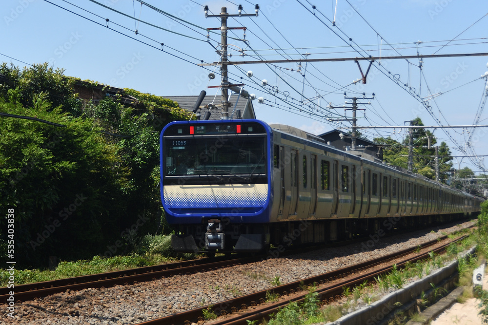 Obraz premium 北鎌倉付近を走る横須賀線
