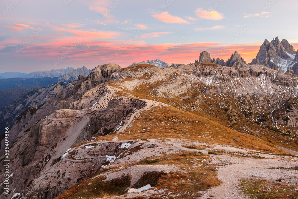Obraz premium Mountainous view in the dolomites in twilight