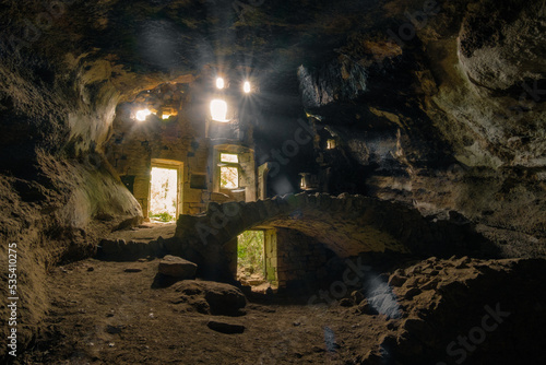 Quadro em tela Inside the troglodyte house of La Jaubernie Cave, carved during the 15th century