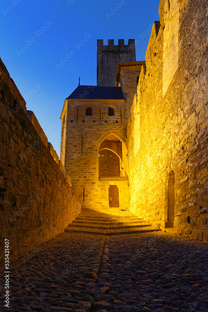 Les rues de la cité de Carcassonne le soir avec l'éclairage public