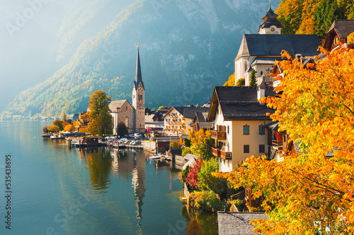 Quadro su tela Hallstatt village in Austrian Alps. Beautiful autumn landscape