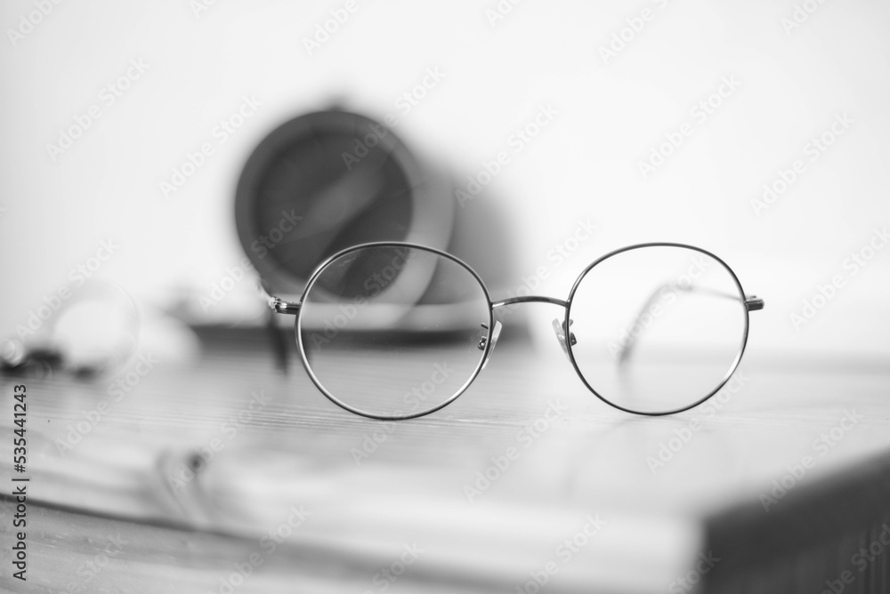 Lunettes de vue sur une table de chevet en noir et blanc Lunettes de vue sur une table de chevet en noir et blanc