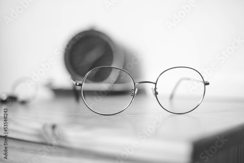 Lunettes de vue sur une table de chevet en noir et blanc