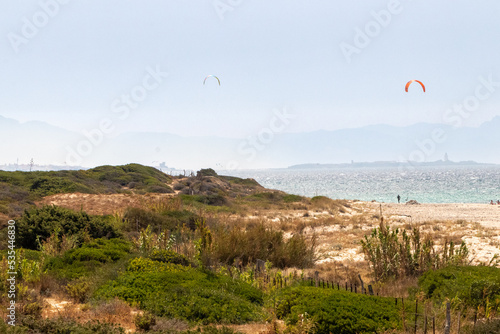 Playa de Valdevaqueros desde una duna, se puede ver gente practicando kitesurf