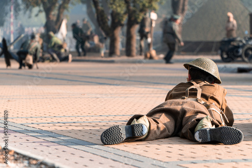 Φωτογραφία second world war soldier lying on the ground during combat on a world war reenac
