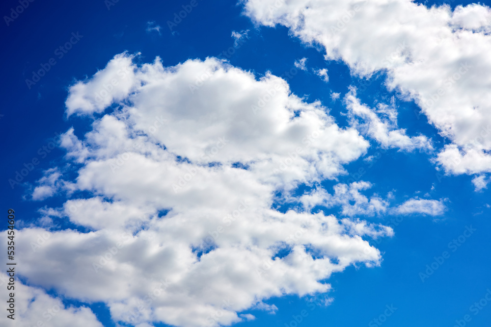 Obraz premium Daytime blue sky with white clouds