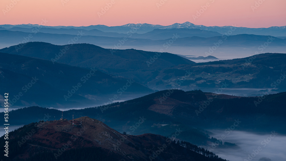 Amanecer en la montaña sobre la niebla