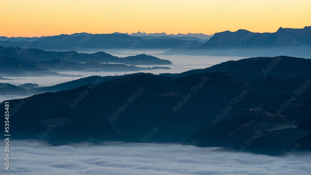 Amanecer en la montaña sobre la niebla