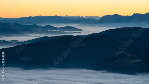 Amanecer en la montaña sobre la niebla © Julen